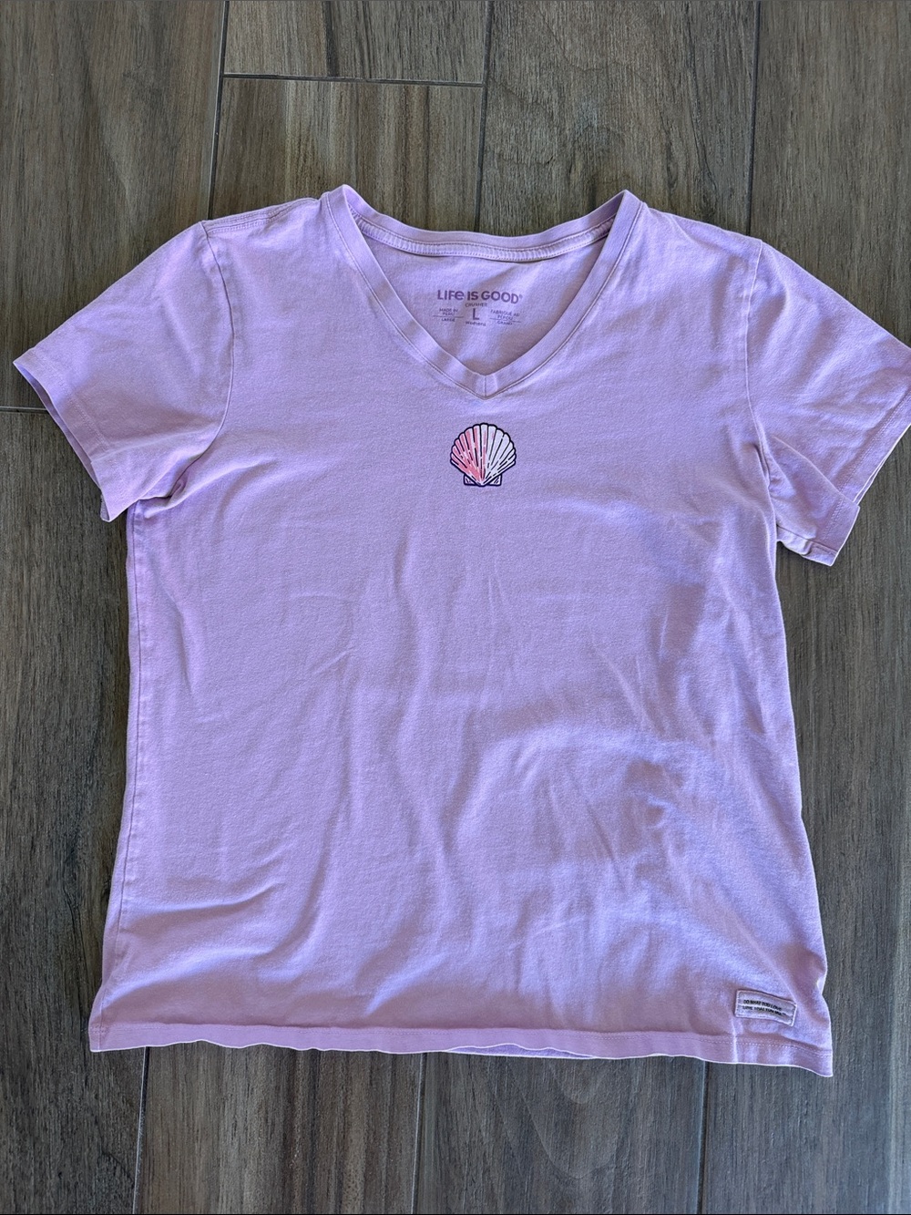 Life Is Good Lavender V‑Neck Tee with Shell Graphic. Crusher Tee. Women’s Large